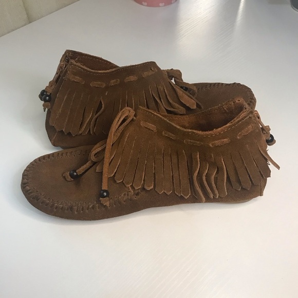 Minnetonka Women’s Fringe Moccasins - Picture 1 of 9